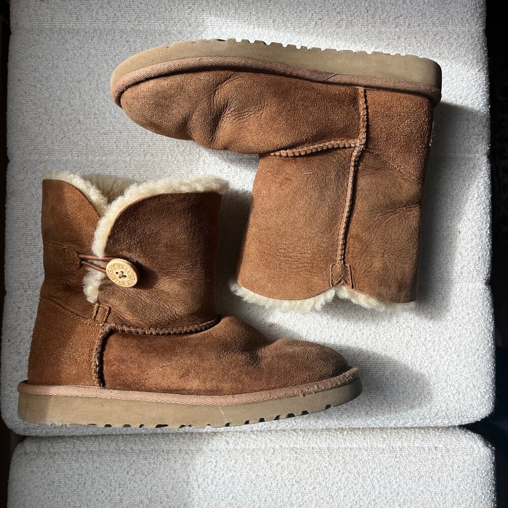 UGG Bailey Mini Button Boot Chestnut Size 2 Kids Button Repaired